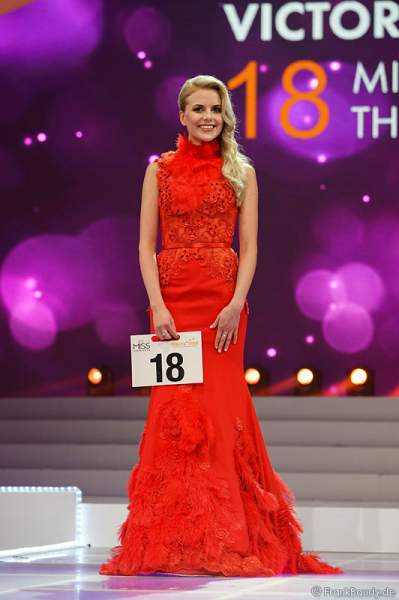 Victoria Selivanov (Miss Thüringen 2017) im Abendkleid bei der Vorstellung zur Wahl der Miss Germany 2017