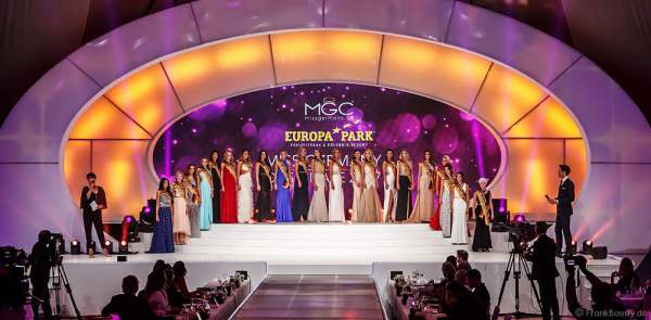 Miss Mitteldeutschland 2017, Monja Möser - Miss Saarland 2017, Michelle Appel - Miss Bayern 2017, Jennifer Rottmeier - Miss Ostdeutschland 2017, Patrycja Kupka - Miss Internet 2017, Tina Daosri - Miss Baden-Württemberg 2017, Dominique Busch - Miss Hessen 2017, Aleksandra Modic - Miss Norddeutschland 2017, Christina Graß - Miss Photogenic 2017, Nadine Jasmine Dippel - Miss Mecklenburg-Vorpommern 2017, Johanna Nedel - Miss Bremen 2017, Sarah Strauß - Miss Hamburg 2017, Rebecca Coners - Miss Rheinland-Pfalz 2017, Tamara Hellmann - Miss Nordrhein-Westfalen 2017, Sarah Elzanowski - Miss Niedersachsen 2017, Aleksandra Rogovic - Miss Sachsen 2017, Soraya Kohlmann - Miss Berlin 2017, Lisa Marie Zerna - Miss Thüringen 2017, Victoria Selivanov - Miss Süddeutschland 2017, Viola Kraus - Miss Westdeutschland 2017, Ekaterina Fabricius - Miss Schleswig-Holstein 2017, Giulia Claußen im Abendkleid bei der Miss Germany 2017 Wahl im Europa-Park am 18. Februar 2017