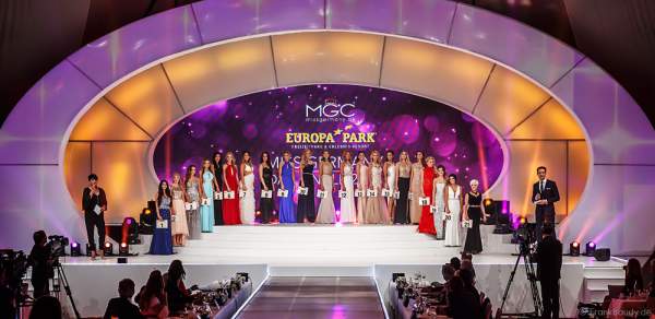 Miss Mitteldeutschland 2017, Monja Möser - Miss Saarland 2017, Michelle Appel - Miss Bayern 2017, Jennifer Rottmeier - Miss Ostdeutschland 2017, Patrycja Kupka - Miss Internet 2017, Tina Daosri - Miss Baden-Württemberg 2017, Dominique Busch - Miss Hessen 2017, Aleksandra Modic - Miss Norddeutschland 2017, Christina Graß - Miss Photogenic 2017, Nadine Jasmine Dippel - Miss Mecklenburg-Vorpommern 2017, Johanna Nedel - Miss Bremen 2017, Sarah Strauß - Miss Hamburg 2017, Rebecca Coners - Miss Rheinland-Pfalz 2017, Tamara Hellmann - Miss Nordrhein-Westfalen 2017, Sarah Elzanowski - Miss Niedersachsen 2017, Aleksandra Rogovic - Miss Sachsen 2017, Soraya Kohlmann - Miss Berlin 2017, Lisa Marie Zerna - Miss Thüringen 2017, Victoria Selivanov - Miss Süddeutschland 2017, Viola Kraus - Miss Westdeutschland 2017, Ekaterina Fabricius - Miss Schleswig-Holstein 2017, Giulia Claußen im Abendkleid bei der Miss Germany 2017 Wahl im Europa-Park am 18. Februar 2017