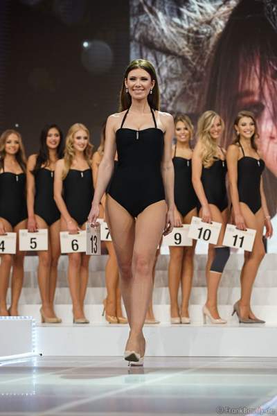 Miss Rheinland-Pfalz 2017, Tamara Hellmann im Badeanzug bei der Wahl zur Miss Germany 2017 im Europa-Park am 18. Februar 2017