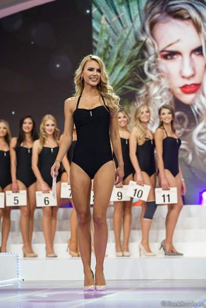 Miss Nordrhein-Westfalen 2017, Sarah Elzanowski im Badeanzug bei der Wahl zur Miss Germany 2017 im Europa-Park am 18. Februar 2017