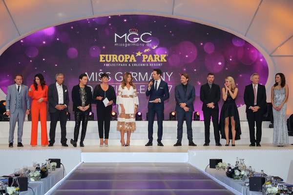 VIP-Jury Ingo Lenßen, Alexandra Polzin, Wolfgang Bosbach, Julian F. M. Stoeckel, (Ines Klemmer), Farina „Nova Lana Love“, (Alexander Mazza), Carsten Sasse, Jo Weil, Sarah Winkhaus, Jürgen Mack und Claudia Hein bei der Wahl zur Miss Germany 2017 im Europa-Park am 18. Februar 2017
