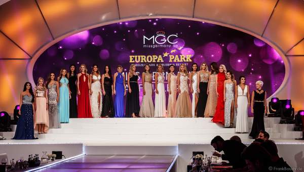 Miss Mitteldeutschland 2017, Monja Möser - Miss Saarland 2017, Michelle Appel - Miss Bayern 2017, Jennifer Rottmeier - Miss Ostdeutschland 2017, Patrycja Kupka - Miss Internet 2017, Tina Daosri - Miss Baden-Württemberg 2017, Dominique Busch - Miss Hessen 2017, Aleksandra Modic - Miss Norddeutschland 2017, Christina Graß - Miss Photogenic 2017, Nadine Jasmine Dippel - Miss Mecklenburg-Vorpommern 2017, Johanna Nedel - Miss Bremen 2017, Sarah Strauß - Miss Hamburg 2017, Rebecca Coners - Miss Rheinland-Pfalz 2017, Tamara Hellmann - Miss Nordrhein-Westfalen 2017, Sarah Elzanowski - Miss Niedersachsen 2017, Aleksandra Rogovic - Miss Sachsen 2017, Soraya Kohlmann - Miss Berlin 2017, Lisa Marie Zerna - Miss Thüringen 2017, Victoria Selivanov - Miss Süddeutschland 2017, Viola Kraus - Miss Westdeutschland 2017, Ekaterina Fabricius - Miss Schleswig-Holstein 2017, Giulia Claußen im Abendkleid bei der Miss Germany 2017 Wahl im Europa-Park am 18. Februar 2017