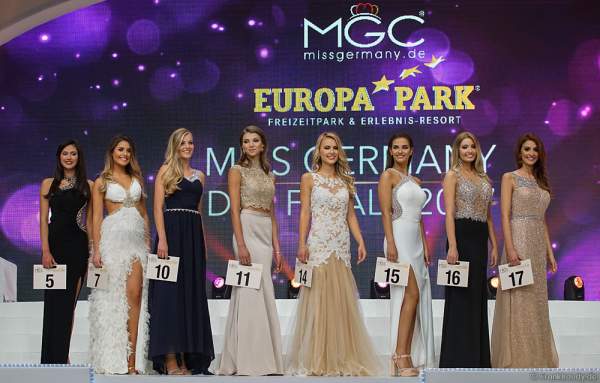 Die finalen 8 Kandidatinnen Miss Internet 2017, Tina Daosri - Miss Hessen 2017, Aleksandra Modic - Miss Mecklenburg-Vorpommern 2017, Johanna Nedel - Miss Bremen 2017, Sarah Strauß - Miss Nordrhein-Westfalen 2017, Sarah Elzanowski - Miss Niedersachsen 2017, Aleksandra Rogovic - Miss Sachsen 2017, Soraya Kohlmann - Miss Berlin 2017, Lisa Marie Zerna bei der Miss Germany 2017 Wahl im Europa-Park