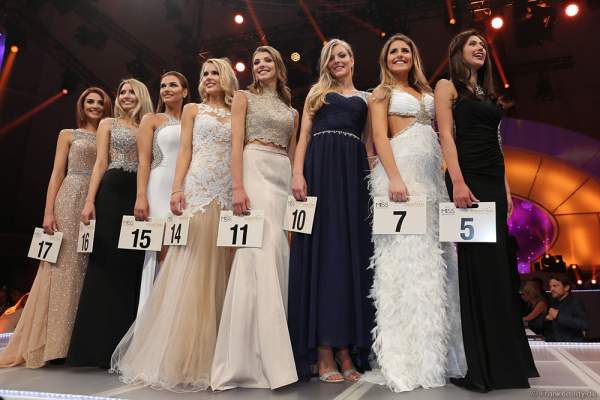 Die finalen 8 Kandidatinnen Miss Internet 2017, Tina Daosri - Miss Hessen 2017, Aleksandra Modic - Miss Mecklenburg-Vorpommern 2017, Johanna Nedel - Miss Bremen 2017, Sarah Strauß - Miss Nordrhein-Westfalen 2017, Sarah Elzanowski - Miss Niedersachsen 2017, Aleksandra Rogovic - Miss Sachsen 2017, Soraya Kohlmann - Miss Berlin 2017, Lisa Marie Zerna in umgekehrter Reihenfolge bei der Miss Germany 2017 Wahl im Europa-Park