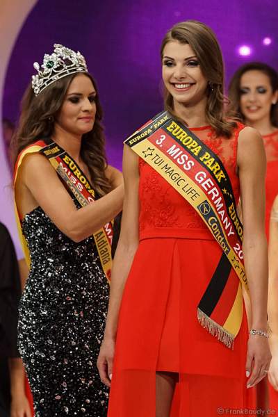Miss Germany 2016 Lena Bröder krönt 3. Miss Germany 2017 Sarah Strauß im Europa-Park