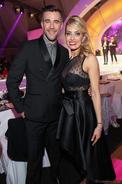 Schauspieler Jo Weil und Sarah Valentina Winkhaus, SKY Journalistin – TV-Moderatorin von der VIP-Jury bei der Wahl zur Miss Germany 2017 im Europa-Park am 18. Februar 2017