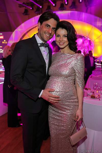 Thomas Mack mit seiner schwangeren Ehefrau Katja Mack bei der Wahl zur Miss Germany 2017 im Europa-Park am 18. Februar 2017