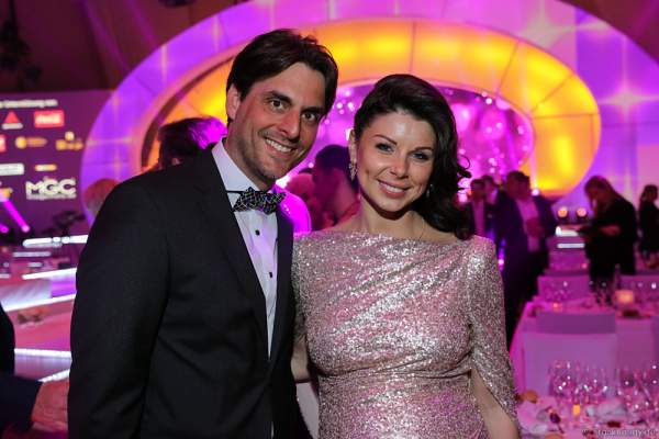 Thomas Mack mit seiner schwangeren Ehefrau Katja Mack bei der Wahl zur Miss Germany 2017 im Europa-Park am 18. Februar 2017