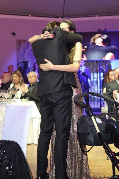 Mister Germany 2012, Almondy Rose machte seiner Freundin Filiz Koc öffentlich einen rührenden Heiratsantrag bei der Wahl zur Miss Germany 2017 im Europa-Park