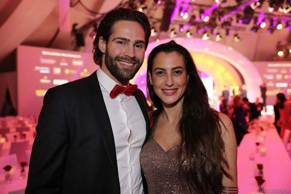 Mister Germany 2012, Almondy Rose und seine Freundin Filiz Koc seinem rührenden Heiratsantrag bei der Wahl zur Miss Germany 2017 im Europa-Park