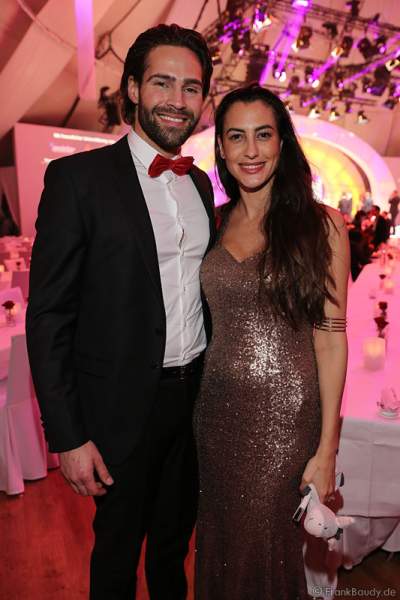 Mister Germany 2012, Almondy Rose und seine Freundin Filiz Koc seinem rührenden Heiratsantrag bei der Wahl zur Miss Germany 2017 im Europa-Park