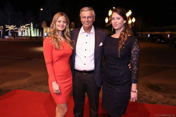 Wolfgang Bosbach mit seinen Töchtern Viktoria Bosbach und Caroline Bosbach bei der Wahl zur Miss Germany 2017 im Europa-Park am 18. Februar 2017