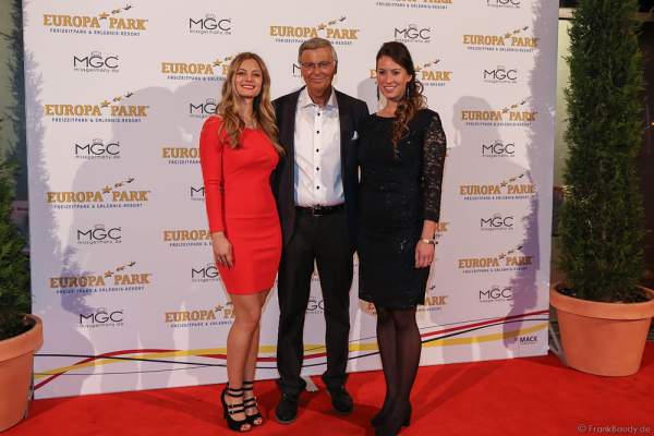 Wolfgang Bosbach mit seinen Töchtern Viktoria Bosbach und Caroline Bosbach bei der Wahl zur Miss Germany 2017 im Europa-Park am 18. Februar 2017