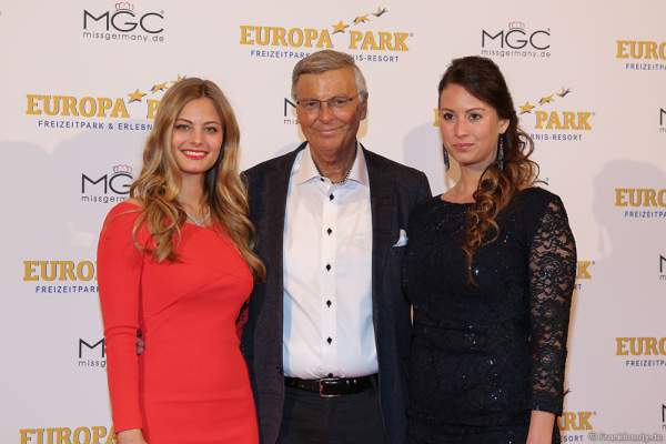 Wolfgang Bosbach mit seinen Töchtern Viktoria Bosbach und Caroline Bosbach bei der Wahl zur Miss Germany 2017 im Europa-Park am 18. Februar 2017