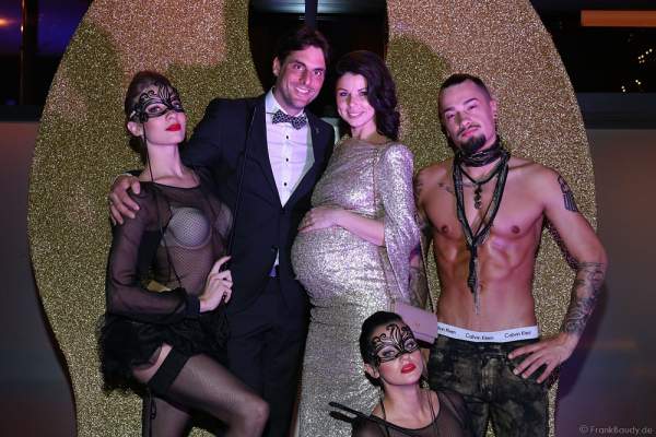 Thomas Mack mit seiner schwangeren Ehefrau Katja Mack mit den Darstellern von NIGHT.BEAT.ANGEL bei der Wahl zur Miss Germany 2017 im Europa-Park am 18. Februar 2017