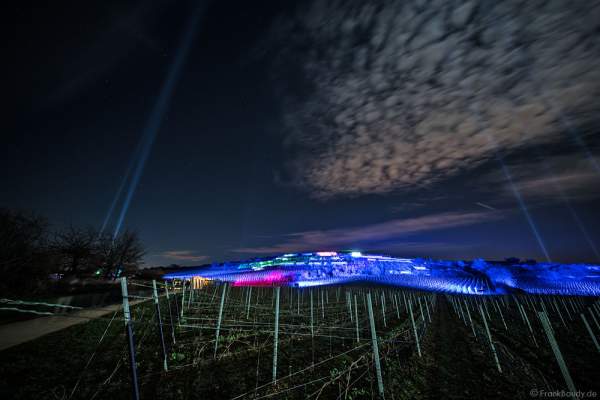 Farbenprächtig beleuchtete Weinberge bei der Weinbergnacht 2017 in Bad Dürkheim