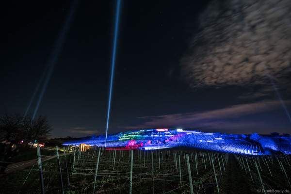 Farbenprächtig beleuchtete Weinberge bei der Weinbergnacht 2017 in Bad Dürkheim