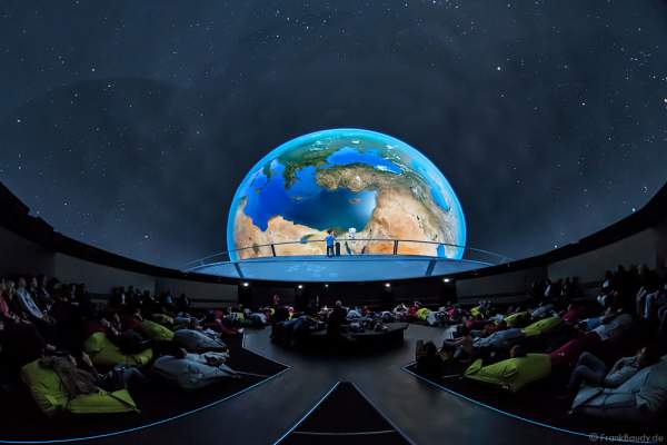 The Secrets of Gravity - From Europe to Space im 360 Grad-Kino TRAUMZEIT-DOME, Europa-Park 2017