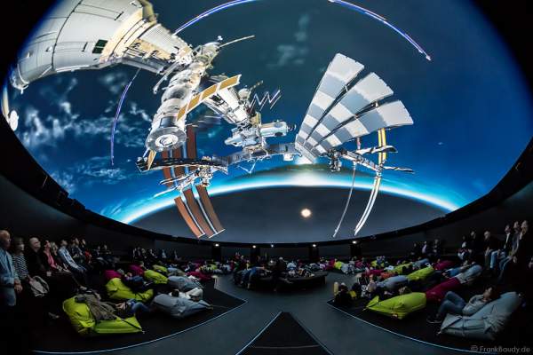 The Secrets of Gravity - From Europe to Space im 360 Grad-Kino TRAUMZEIT-DOME, Europa-Park 2017