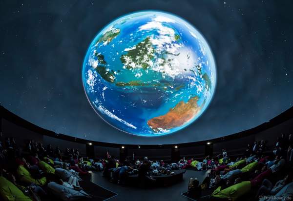 The Secrets of Gravity - From Europe to Space im 360 Grad-Kino TRAUMZEIT-DOME, Europa-Park 2017