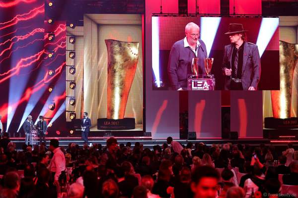 Auszeichnung Stadion-Tournee des Jahres - Roland "Balou" Temme und Udo Lindenberg beim PRG Live Entertainment Award (LEA) 2017 in der Festhalle Frankfurt