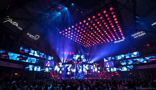 Auftritt Fetsum und Guy Chambers beim PRG Live Entertainment Award (LEA) 2017 in der Festhalle in Frankfurt