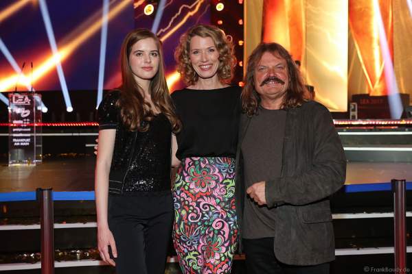 Franziska Reichenbacher, Tochter Serafina und Leslie Mandoki beim PRG Live Entertainment Award (LEA) 2017 in der Festhalle in Frankfurt