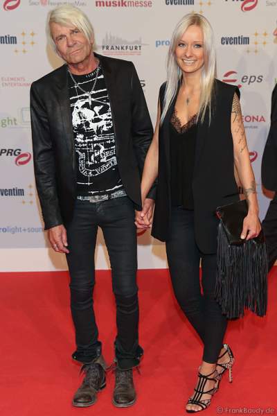 Matthias Reim und seine Freundin, Schlagersängerin Christin Stark auf dem roten Teppich beim PRG Live Entertainment Award (LEA) 2017 in der Festhalle in Frankfurt