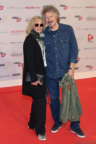 Wolfgang Niedecken mit Ehefrau Tina auf dem roten Teppich beim PRG Live Entertainment Award (LEA) 2017 in der Frankfurter Festhalle