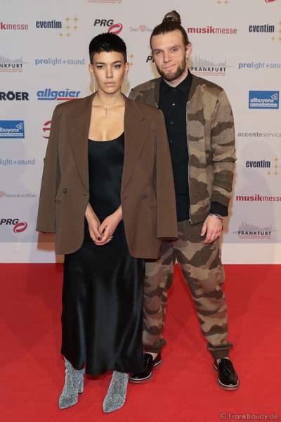 Alina Süggeler und And Weizel (Frida Gold) auf dem roten Teppich beim PRG Live Entertainment Award (LEA) 2017 in der Festhalle in Frankfurt