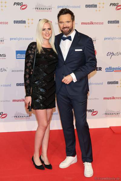 Ingo Nommsen mit Freundin Sarah Knappik auf dem roten Teppich beim PRG Live Entertainment Award (LEA) 2017 in der Festhalle in Frankfurt