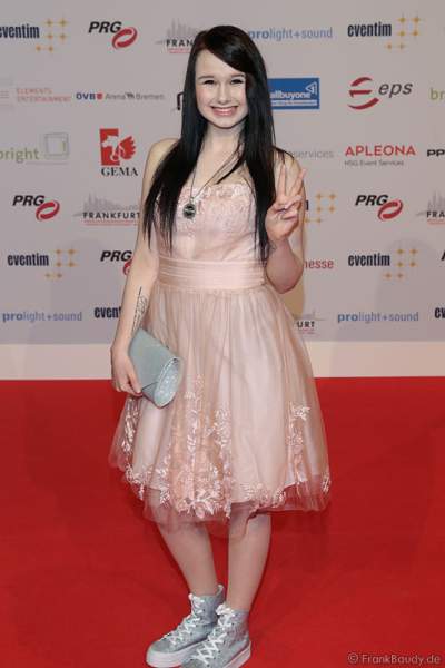 Jamie-Lee Kriewitz auf dem roten Teppich beim PRG Live Entertainment Award (LEA) 2017 in der Festhalle in Frankfurt