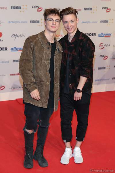 Die "Lochis", Roman (l.) und Heiko Lochmann auf dem roten Teppich beim PRG Live Entertainment Award (LEA) 2017 in der Festhalle in Frankfurt