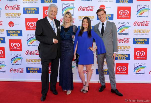 Prof. Guido Knopp mit Ehefrau Gabriella, Tochter Katharina und Sohn Christopher beim Radio Regenbogen Award 2017 am 07. April in der Europa-Park Arena in Rust