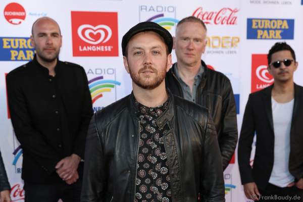 Matt Simons mit Band beim Radio Regenbogen Award 2017 am 07. April in der Europa-Park Arena in Rust
