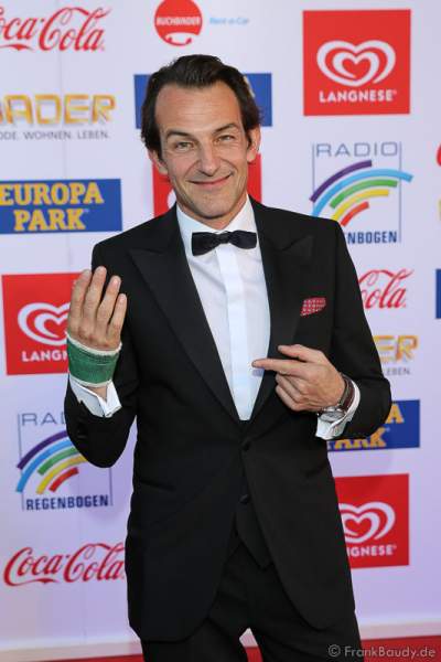 Hans-Werner Meyer mit Handverletzung beim Radio Regenbogen Award 2017 am 07. April in der Europa-Park Arena in Rust
