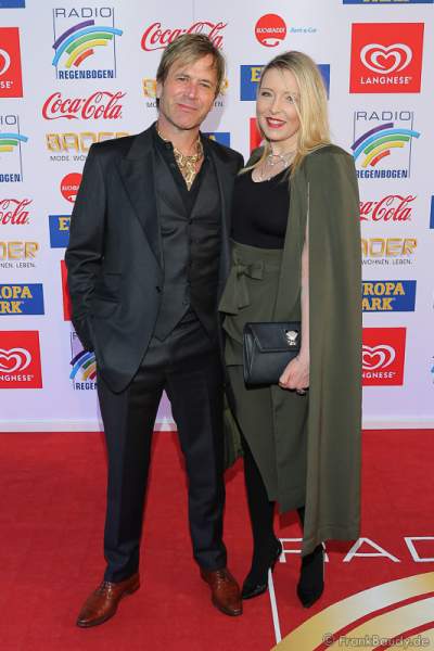 Steve Norman von der Band Spandau Ballet mit Begleitung beim Radio Regenbogen Award 2017 am 07. April in der Europa-Park Arena in Rust