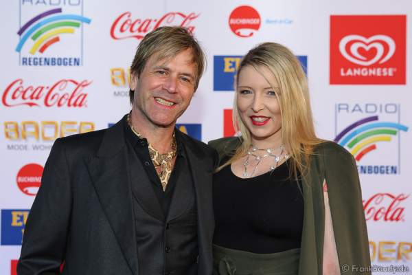 Steve Norman von der Band Spandau Ballet mit Begleitung beim Radio Regenbogen Award 2017 am 07. April in der Europa-Park Arena in Rust
