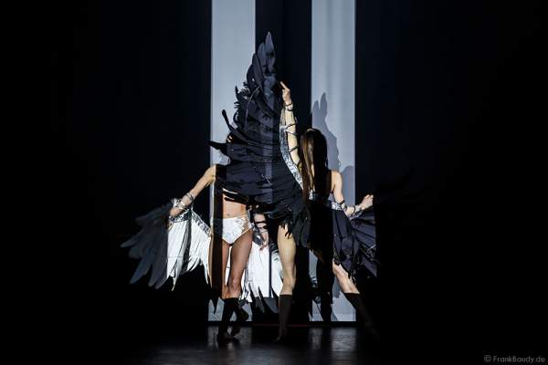 Opening der Party-Show Night.Beat.Angels 2017 mit Marina Sakhokiia und Marina Mazepa im barocken Teatro dell’Arte - Europa-Park