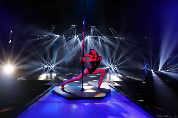Marina Mazepa mit Pole Dance - Tabledance bei der Party-Show Night.Beat.Angels 2017 im Europa-Park