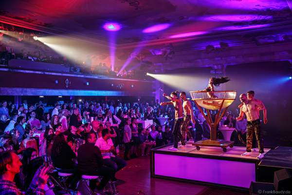 Partystimmung mit Performance im Wasserbecken und den THE.K Streetdancer bei den Night.Beat.Angels 2017 im Europa-Park