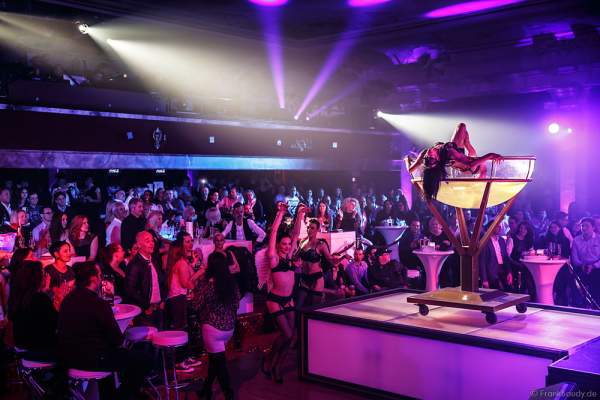 Partystimmung mit Performance im Wasserbecken bei den Night.Beat.Angels 2017 im Europa-Park