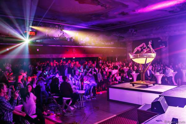 Partystimmung mit Performance im Wasserbecken bei den Night.Beat.Angels 2017 im Europa-Park