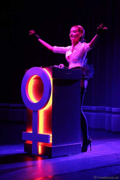 Adrienne Péter Soboleva als DJ bei der Party-Show Night.Beat.Angels 2017 im Europa-Park