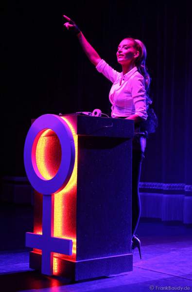 Adrienne Péter Soboleva als DJ bei der Party-Show Night.Beat.Angels 2017 im Europa-Park