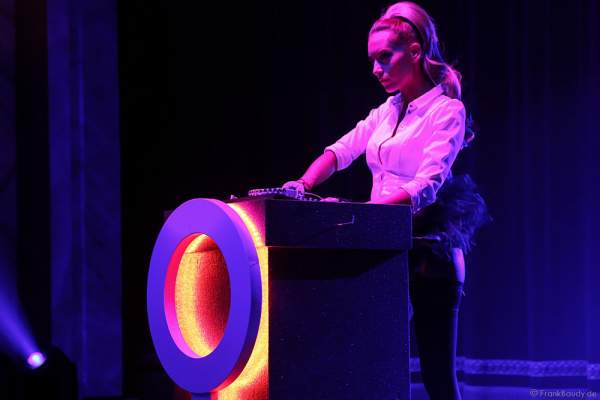 Adrienne Péter Soboleva als DJ bei der Party-Show Night.Beat.Angels 2017 im Europa-Park