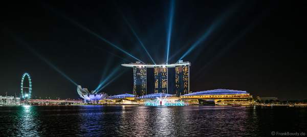 Neue Licht- und Wassershow SPECTRA vor dem Hotel Marina Bay Sands in Singapur