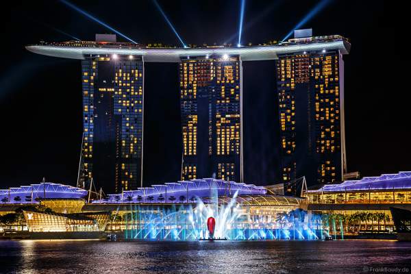 Neue Licht- und Wassershow SPECTRA vor dem Hotel Marina Bay Sands in Singapur