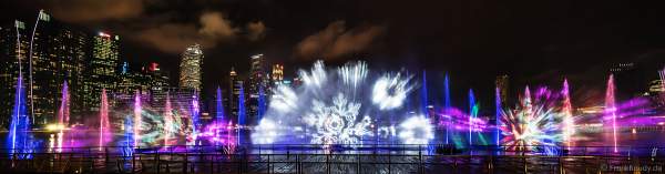 New light and water show SPECTRA with dancing water fountains, water sreens and laser at Marina Bay Sands Singapore